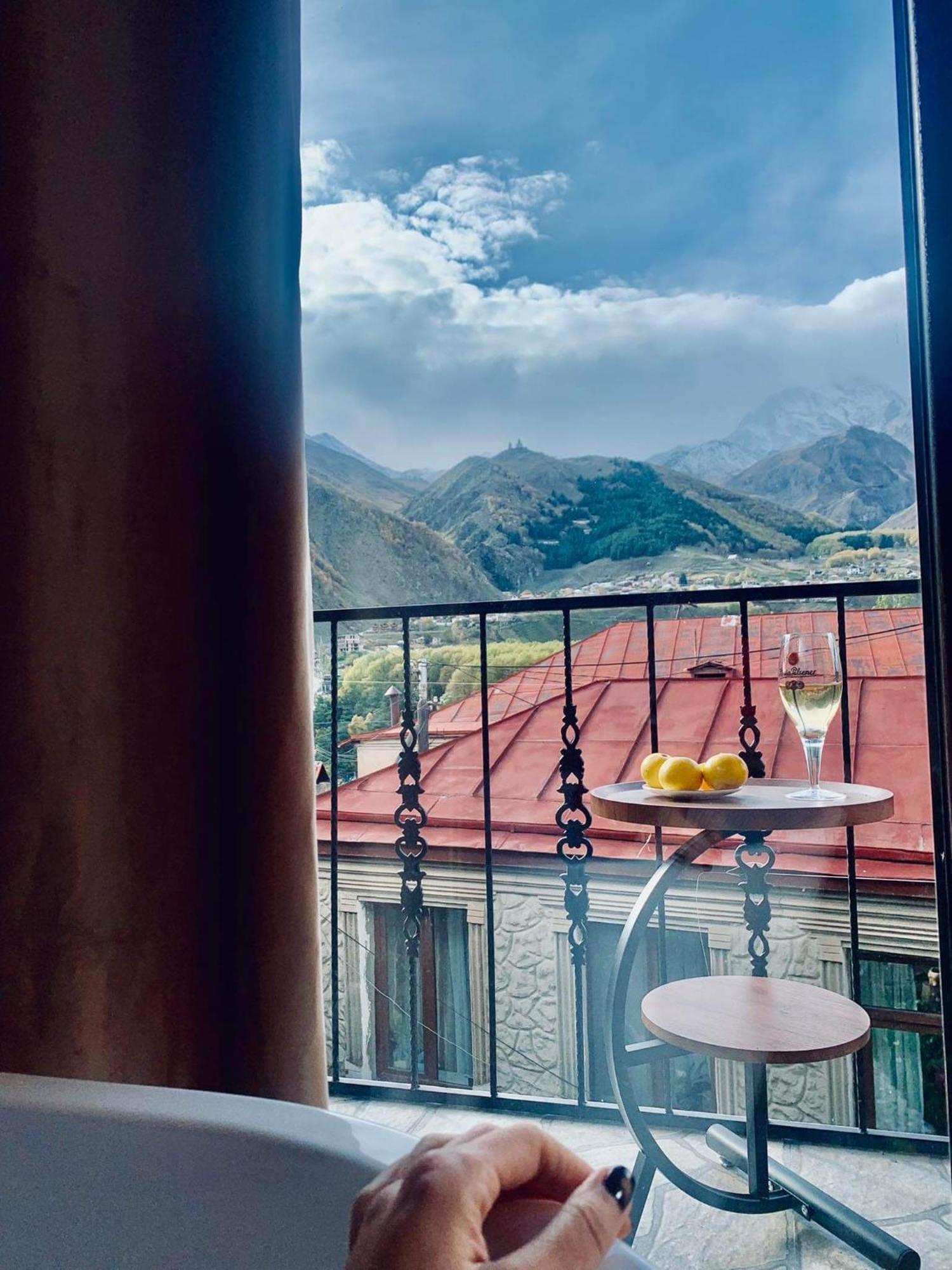 Sunny Guesthouse Kazbegi Exteriör bild