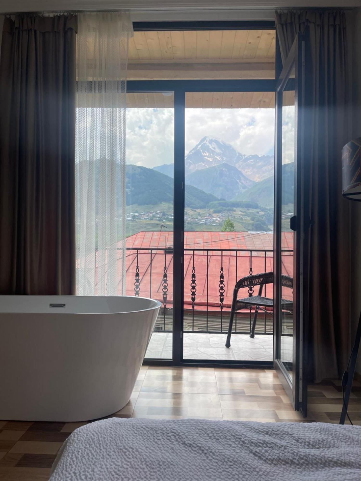 Sunny Guesthouse Kazbegi Exteriör bild