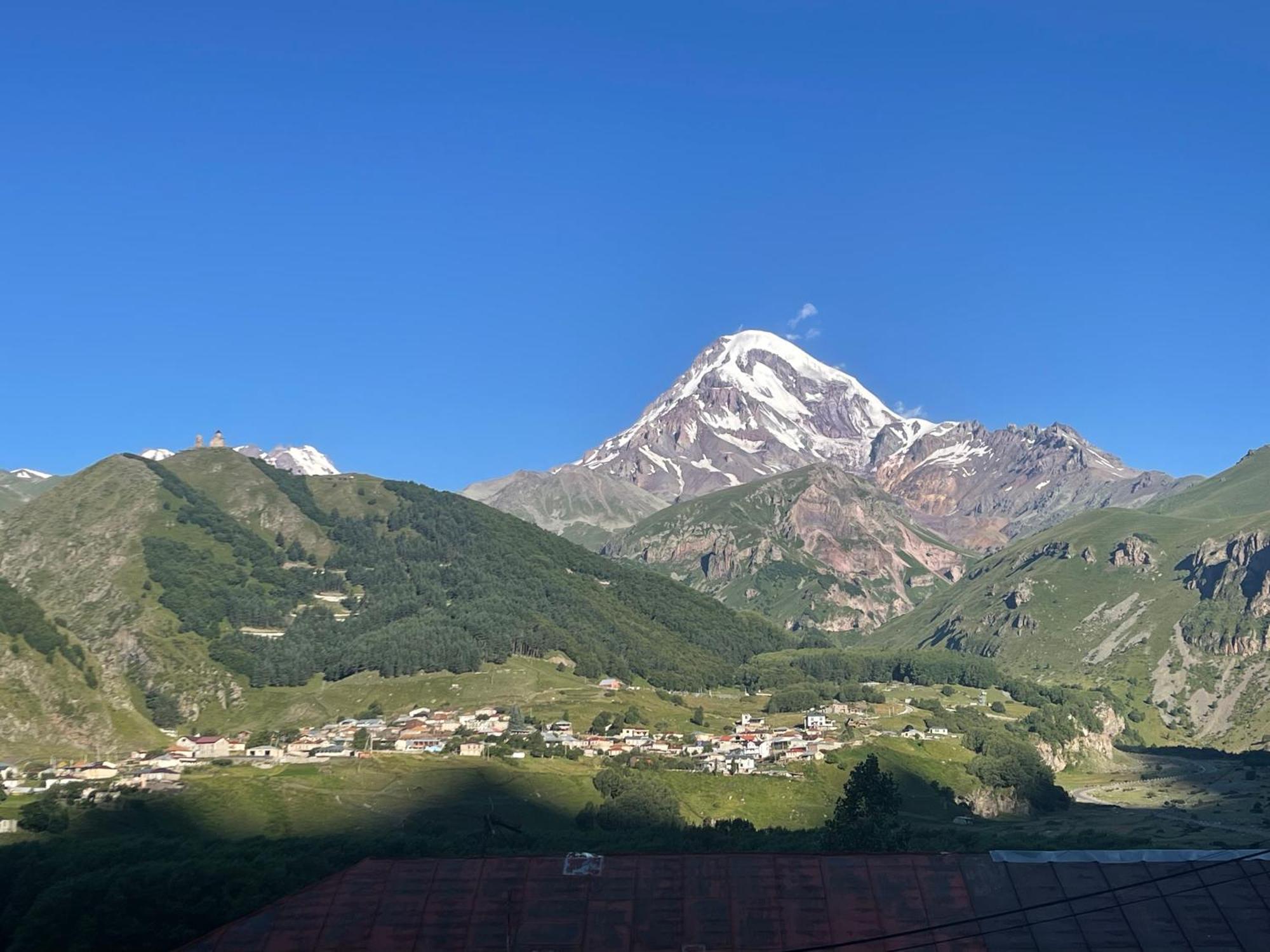 Sunny Guesthouse Kazbegi Exteriör bild