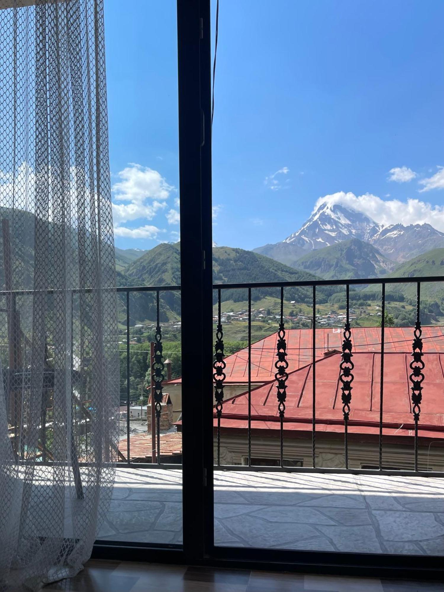 Sunny Guesthouse Kazbegi Exteriör bild