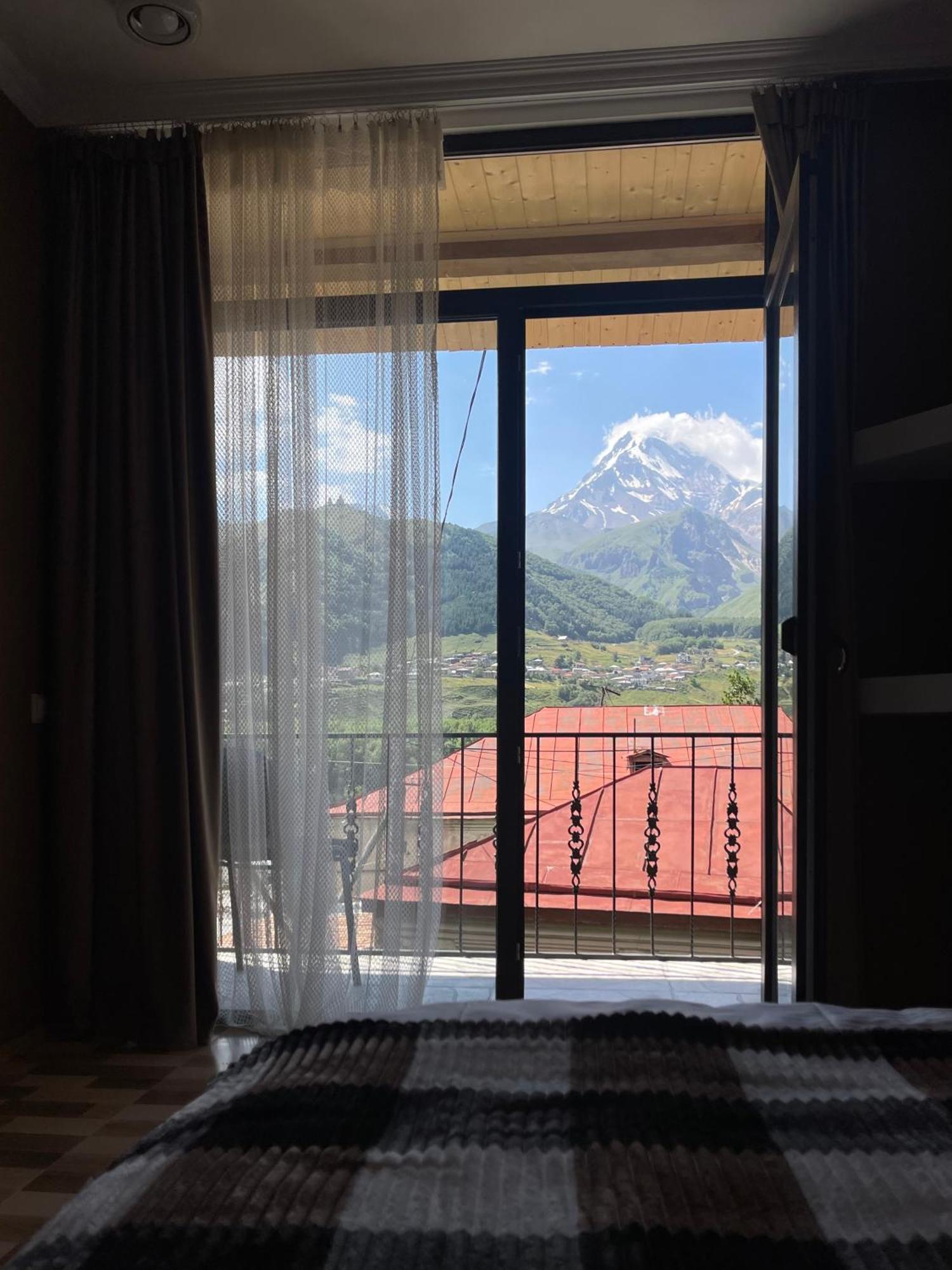 Sunny Guesthouse Kazbegi Exteriör bild