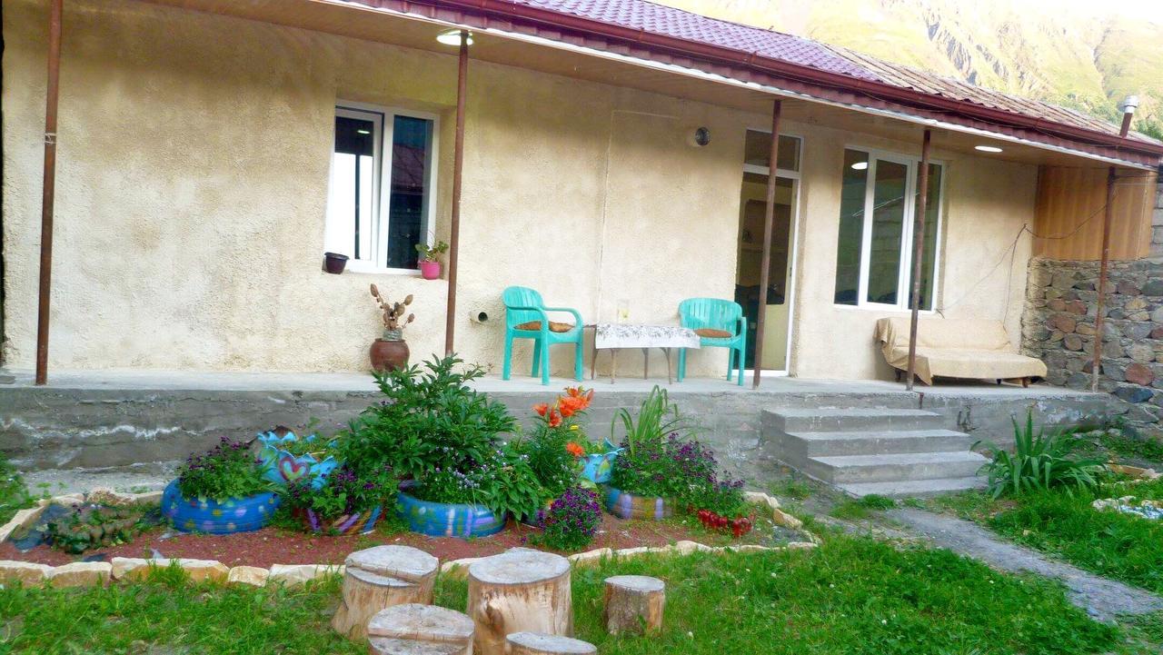 Sunny Guesthouse Kazbegi Exteriör bild