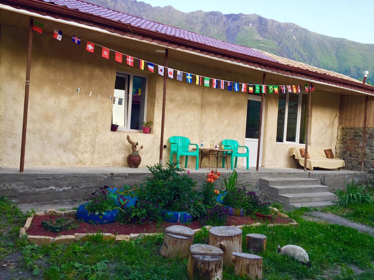 Sunny Guesthouse Kazbegi Exteriör bild